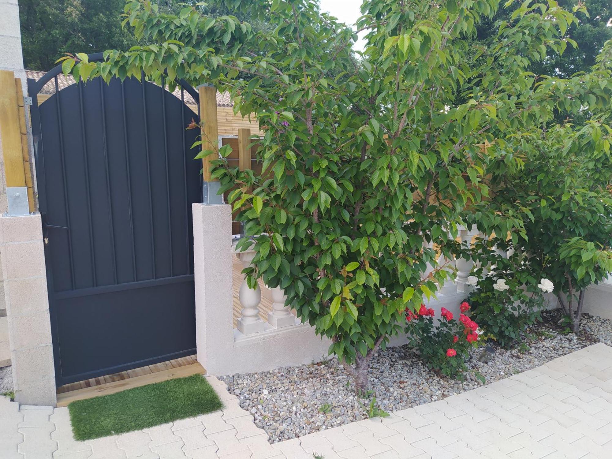 Studio Cosy Avec Terrasse Et Jacuzzi A Disposition De Mai A Aout Rians  外观 照片